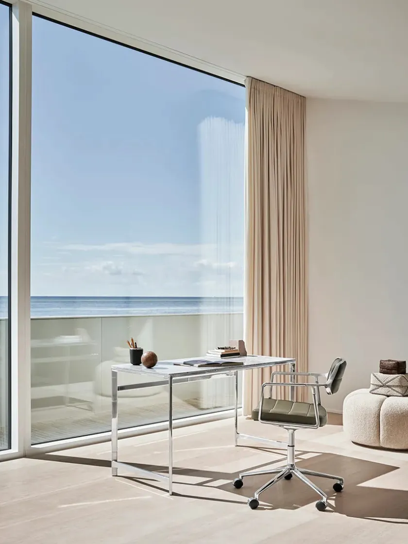 Vipp 453 Swivel+ Chair, sort læder fra> Kontorstole