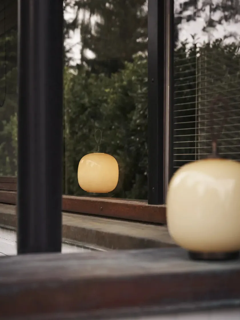Louis Poulsen VL45 Radiohus Portable Lamp, pale yellow fra> Portable Lamper|Spots