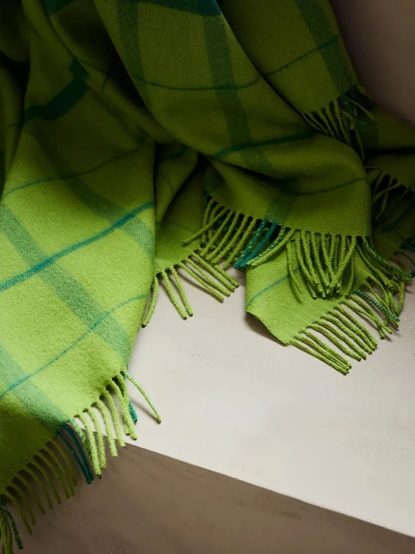 Silkeborg Uldspinderi Warp & Weft Plaid, beetroot/midnight fra> Puder Og Plaider