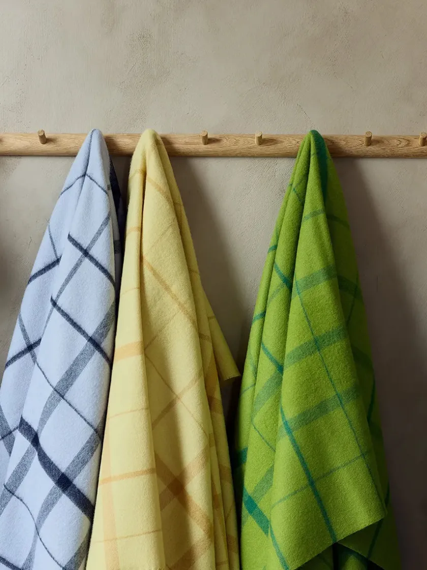 Silkeborg Uldspinderi Warp & Weft Plaid, beetroot/midnight fra> Puder Og Plaider