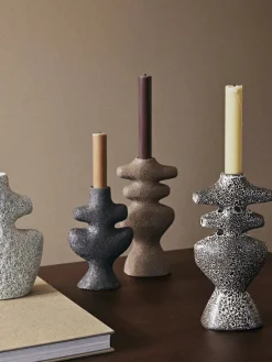 Ferm Living Yara Candle Holder Large, dark sand fra> Lysestager