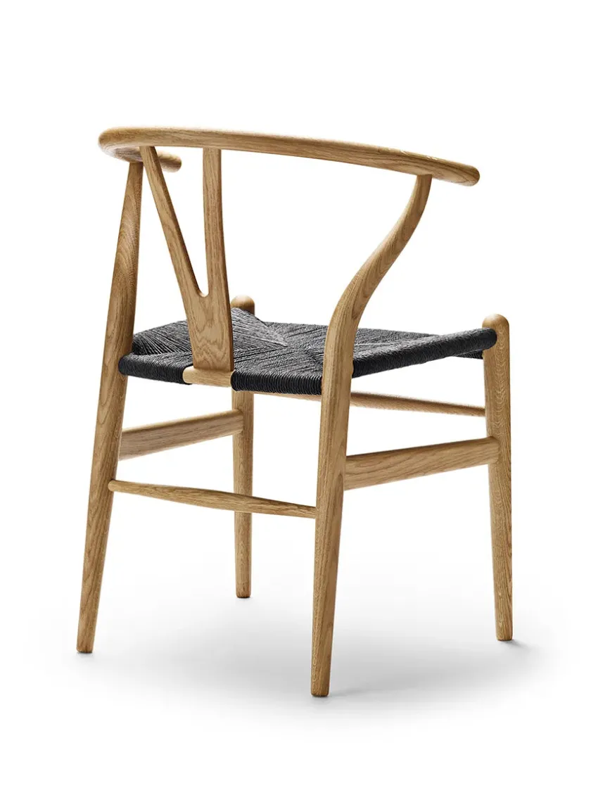 Carl Hansen & Søn Y-stol CH24, Eg lak med sort flet af Hans J. Wegner> Spisebordsstole