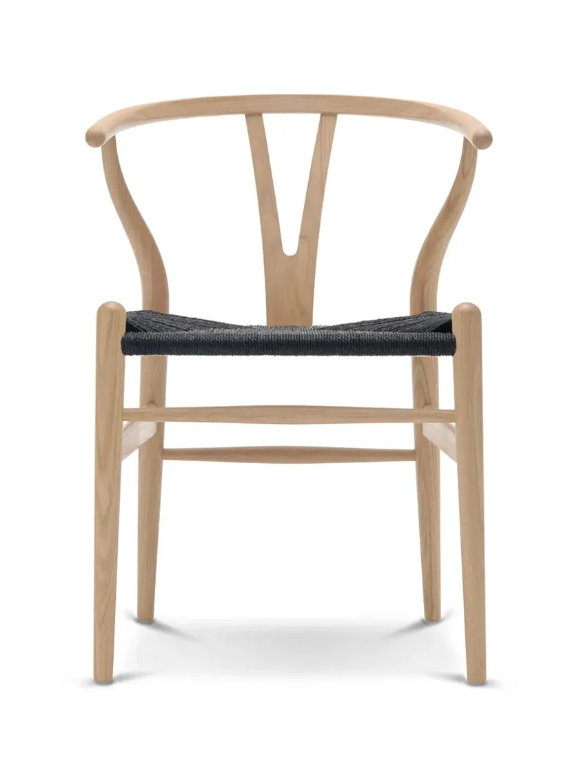 Carl Hansen & Søn Y-stol CH24, Eg sæbe med sort flet af Hans J. Wegner> Spisebordsstole